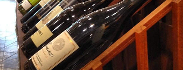 Mount Kisco Wine & Liquor is one of Lugares favoritos de Gino.