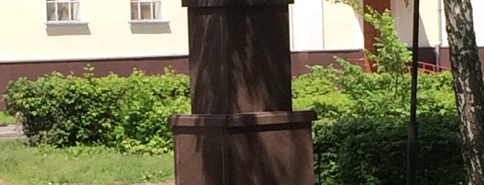 Пам'ятник Б. Хмельницькому is one of Locais curtidos por Андрей.