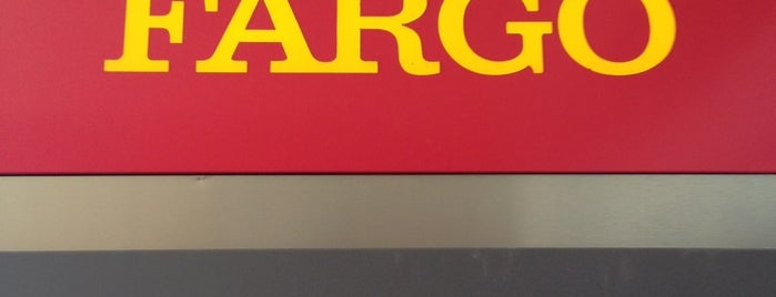 Wells Fargo Bank is one of สถานที่ที่ R.j. ถูกใจ.