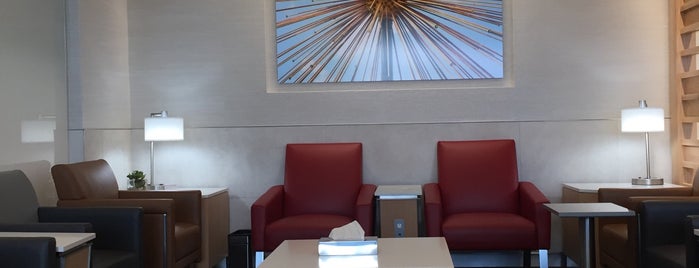 American Airlines Admirals Club is one of สถานที่ที่ Spencer ถูกใจ.