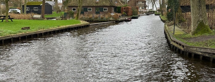 Geythorn is one of Giethoorn.