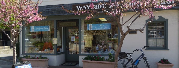 Way Side Inn Thrift Shop is one of Posti che sono piaciuti a Bérenger.