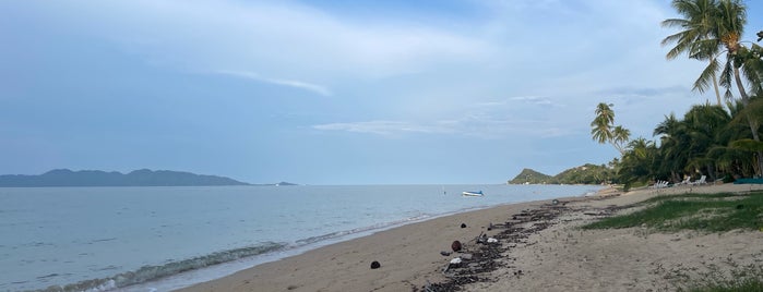 Bang Po Beach is one of สถานที่ที่ Tom ถูกใจ.