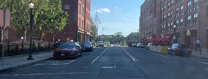 Downtown New Haven is one of Tempat yang Disukai Lindsaye.