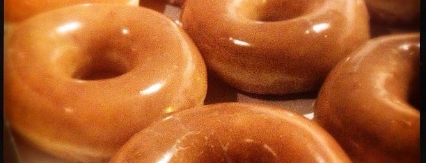 Krispy Kreme Doughnuts is one of Tempat yang Disukai Giovanna.