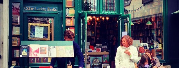 Shakespeare & Company is one of Livros - books.