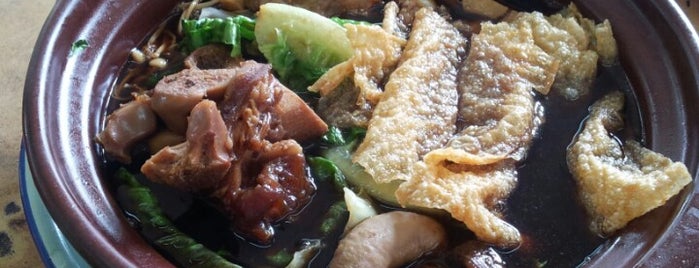 Ban Lee Bak Kut Teh (萬利肉骨茶餐室) is one of MALAYSIAN EATS.