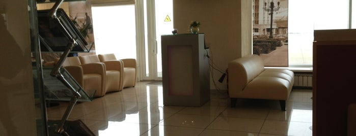 Business Lounge is one of Tempat yang Disukai Veronika.