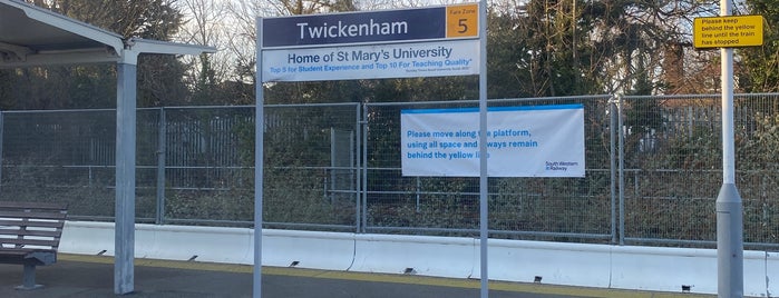 Twickenham Railway Station (TWI) is one of Edwin'in Beğendiği Mekanlar.