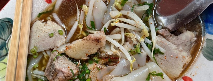 ก๋วยเตี๋ยวขาหมู ลุงเสียง พลิ้ว is one of ร้านน่าทาน 2.