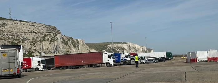 Port of Dover Ferry Terminal is one of Estação de trem (Europa).