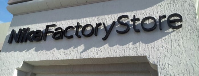 Nike Factory Store is one of Locais curtidos por John.