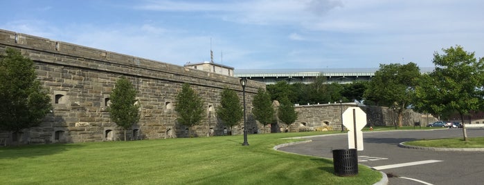 Fort Schuyler is one of สถานที่ที่บันทึกไว้ของ Kimmie.