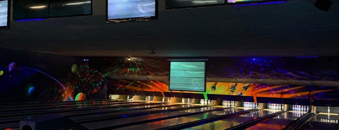 Revs The Bowling Centre & Lane 21 Lounge is one of Lugares favoritos de Dan.