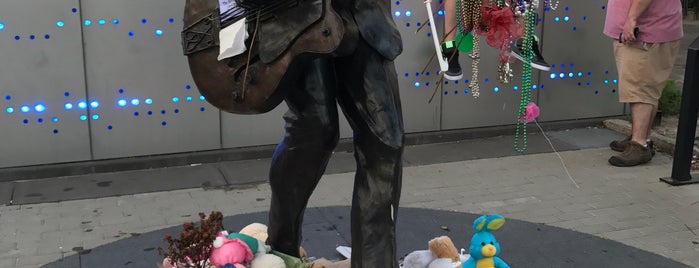 Chuck Berry Statue is one of สถานที่ที่ Gina ถูกใจ.