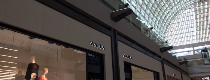 The Shoppes at Marina Bay Sands is one of Tempat yang Disukai THE Z WORLD.