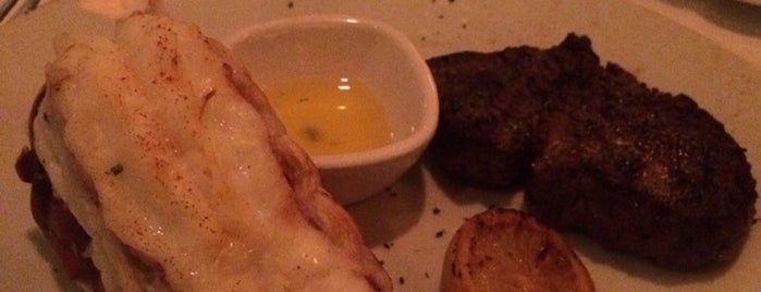 Fleming's Prime Steakhouse & Wine Bar is one of Posti che sono piaciuti a Rj.