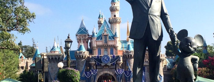 Disneyland Park is one of Tempat yang Disukai Rj.