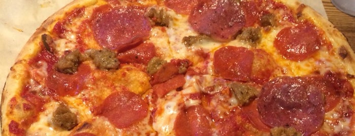 Blaze Pizza is one of Orte, die Rj gefallen.