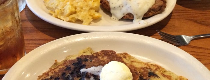 Cracker Barrel Old Country Store is one of สถานที่ที่ Rj ถูกใจ.