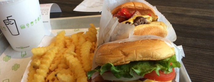 Shake Shack is one of สถานที่ที่ Rj ถูกใจ.