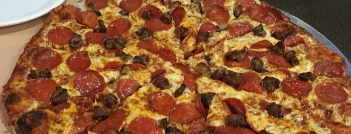 Round Table Pizza is one of Posti che sono piaciuti a Rj.