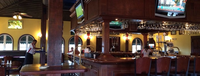 Riverside Tavern is one of Lugares favoritos de Carl.