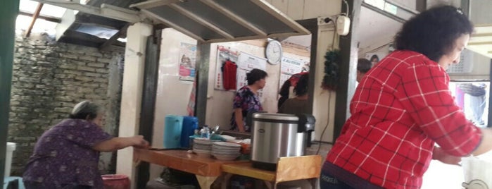 Warung makan "Mak tompo" is one of List Kuliner Semarang.