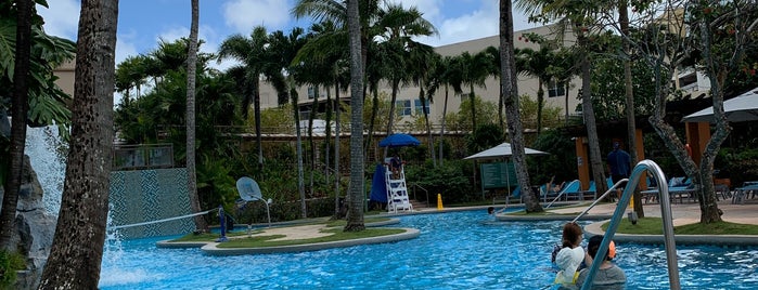 Dusit Beach Resort Poolside is one of Tempat yang Disukai Christopher.