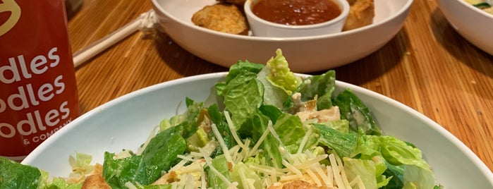 Noodles & Company is one of Rayさんのお気に入りスポット.