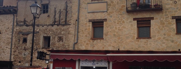Cafe Bar Del Castillo is one of สถานที่ที่ Jonatan ถูกใจ.