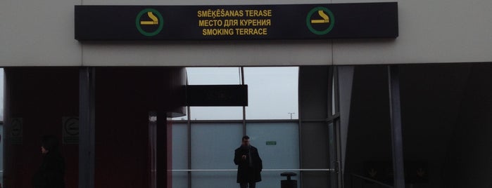 Smoking Area Riga Airport is one of Tempat yang Disukai Antti T..