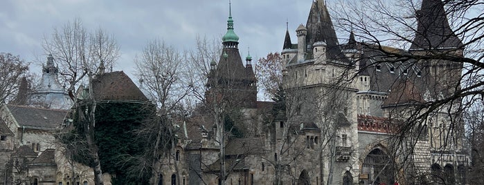 Замок Вайдахуняд is one of Будапешт.