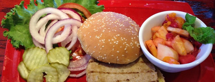Red Robin Gourmet Burgers and Brews is one of Tempat yang Disukai Kim.