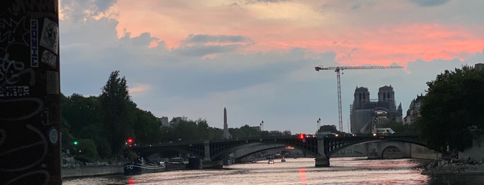 Quai Henri IV is one of Antes del Atardecer (Before Sunset).