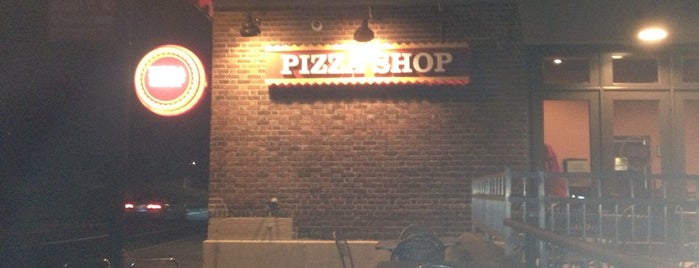 Pizza Shop is one of Tempat yang Disukai Daryl.