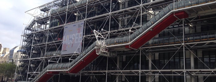 Place Georges Pompidou is one of Locais curtidos por Oliva.