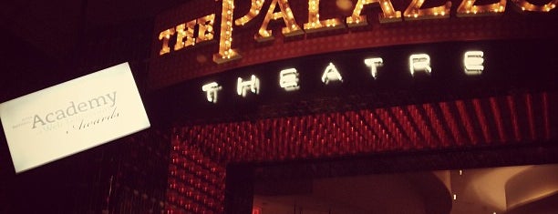 Palazzo Theater is one of Posti che sono piaciuti a Bill.