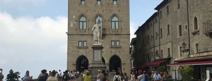 Piazza della Libertà is one of Carlさんのお気に入りスポット.