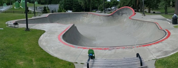 Crossroads Skatepark is one of Lieux qui ont plu à Doug.