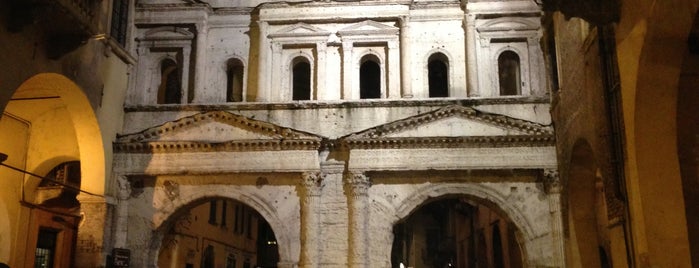 Porta Borsari is one of Le pietre di Verona.