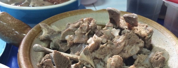 หลีตงเฮง เกาเหลาเลือดหมู is one of Tempat yang Disukai Weerapon.