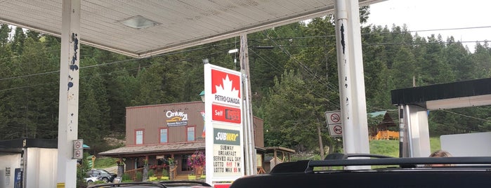 Petro-Canada is one of สถานที่ที่ Rob ถูกใจ.