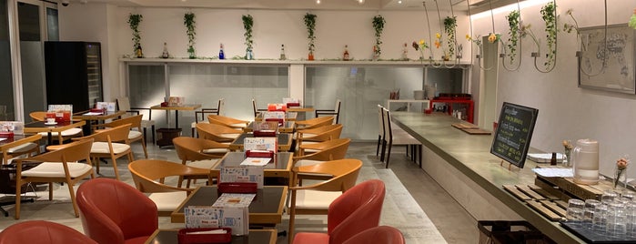CAFE & DINING hanami is one of Tempat yang Disukai Tomo.