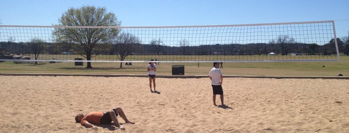 Zilker Sand Volleyball Courts is one of สถานที่ที่ Susie ถูกใจ.
