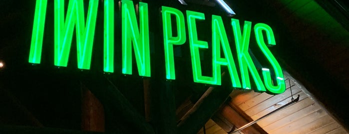 Twin Peaks Pensacola is one of Shawnさんのお気に入りスポット.