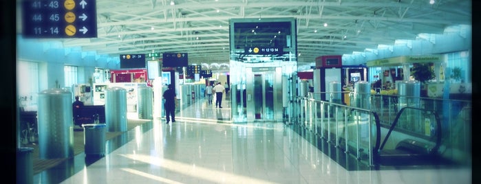 Larnaca Airport Duty Free is one of Lugares favoritos de Maria.