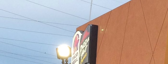 Taco Bell is one of Tempat yang Disukai Charles.