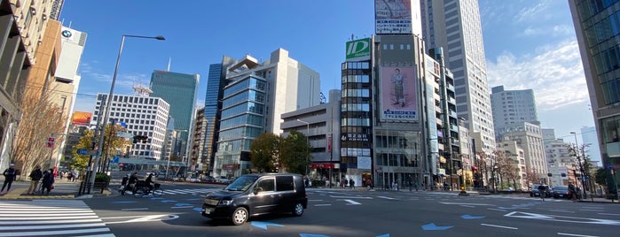 南青山三丁目交差点バス停 is one of バス経路.