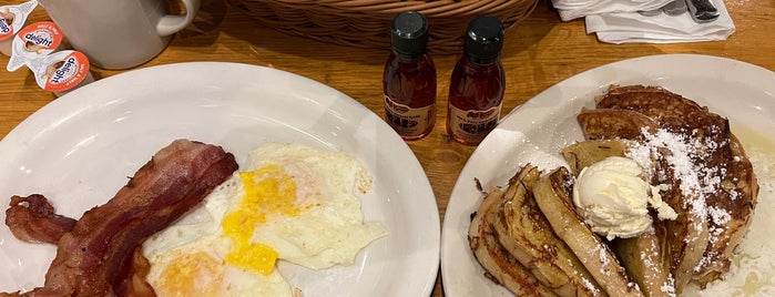 Cracker Barrel Old Country Store is one of Posti che sono piaciuti a Nicholas.